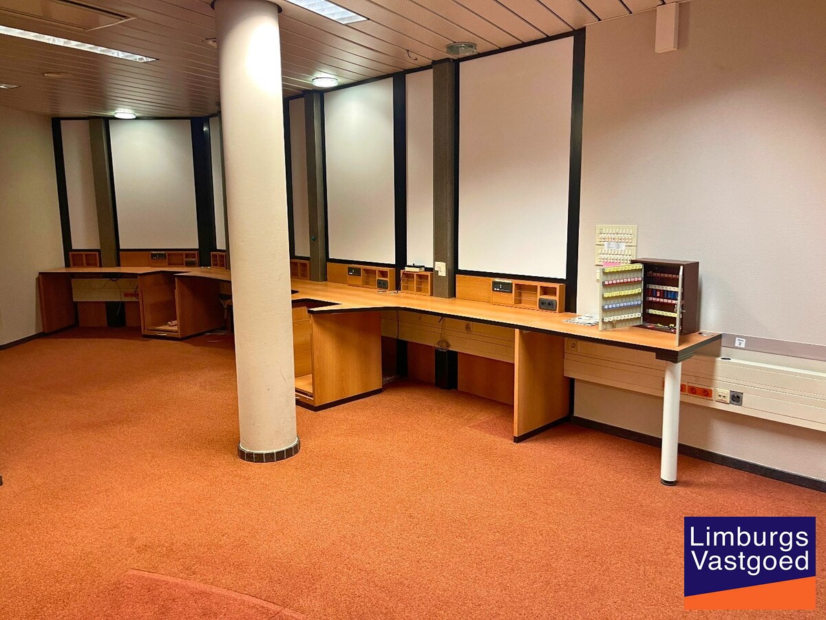 Handelsgelijkvloers 433m² met 3 parkings en kelder op commerciële topligging 