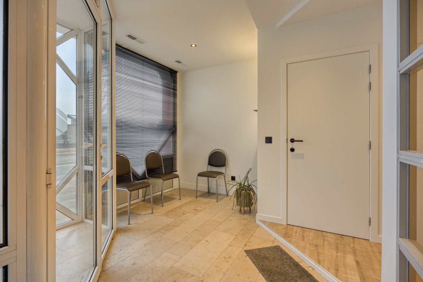 Building met handelspand en duplexappartement met 3 slpk. nabij het centrum van Leopoldsburg 