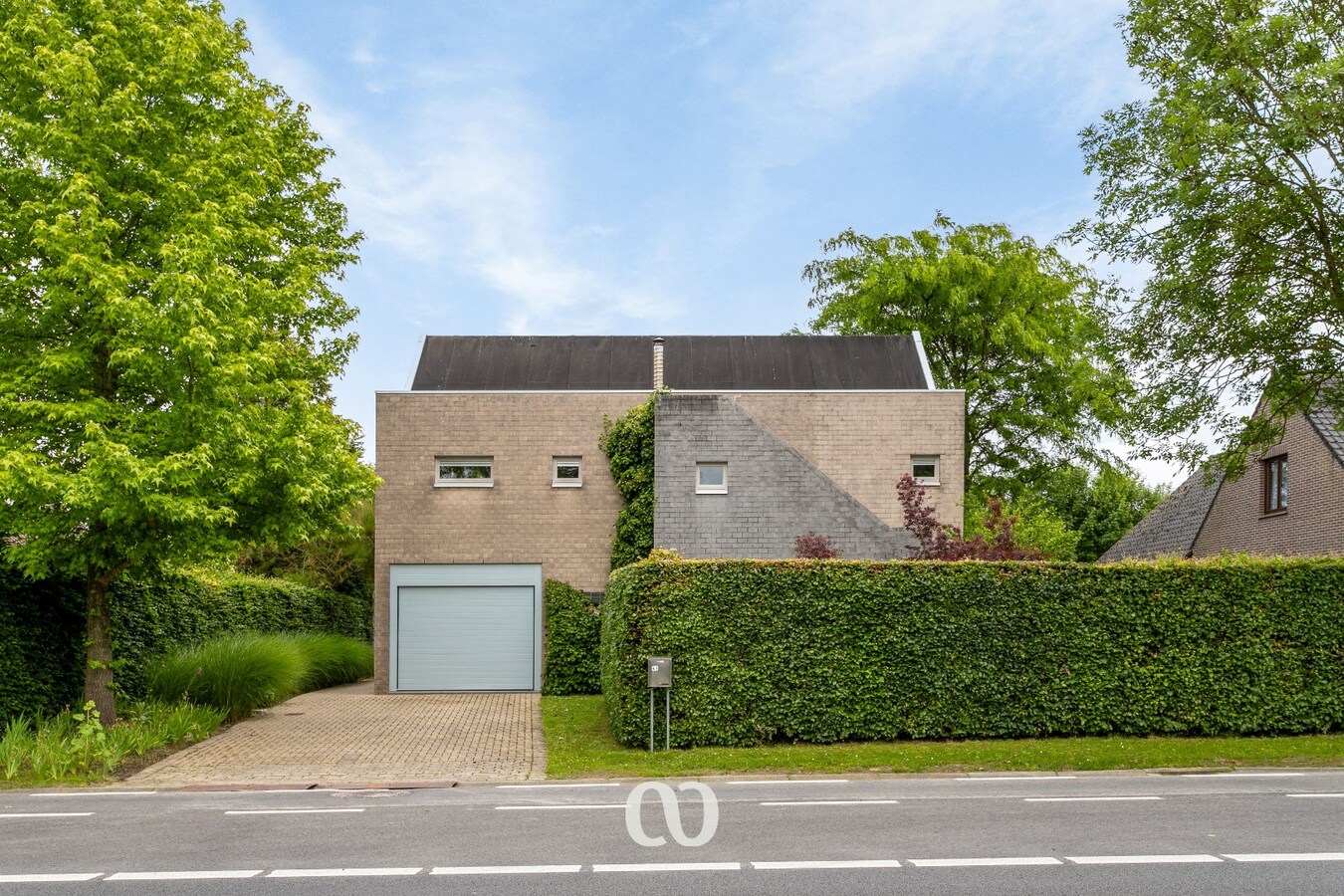 Ruime woning met prachtige tuin en bijgebouw te koop in Oudenaarde 