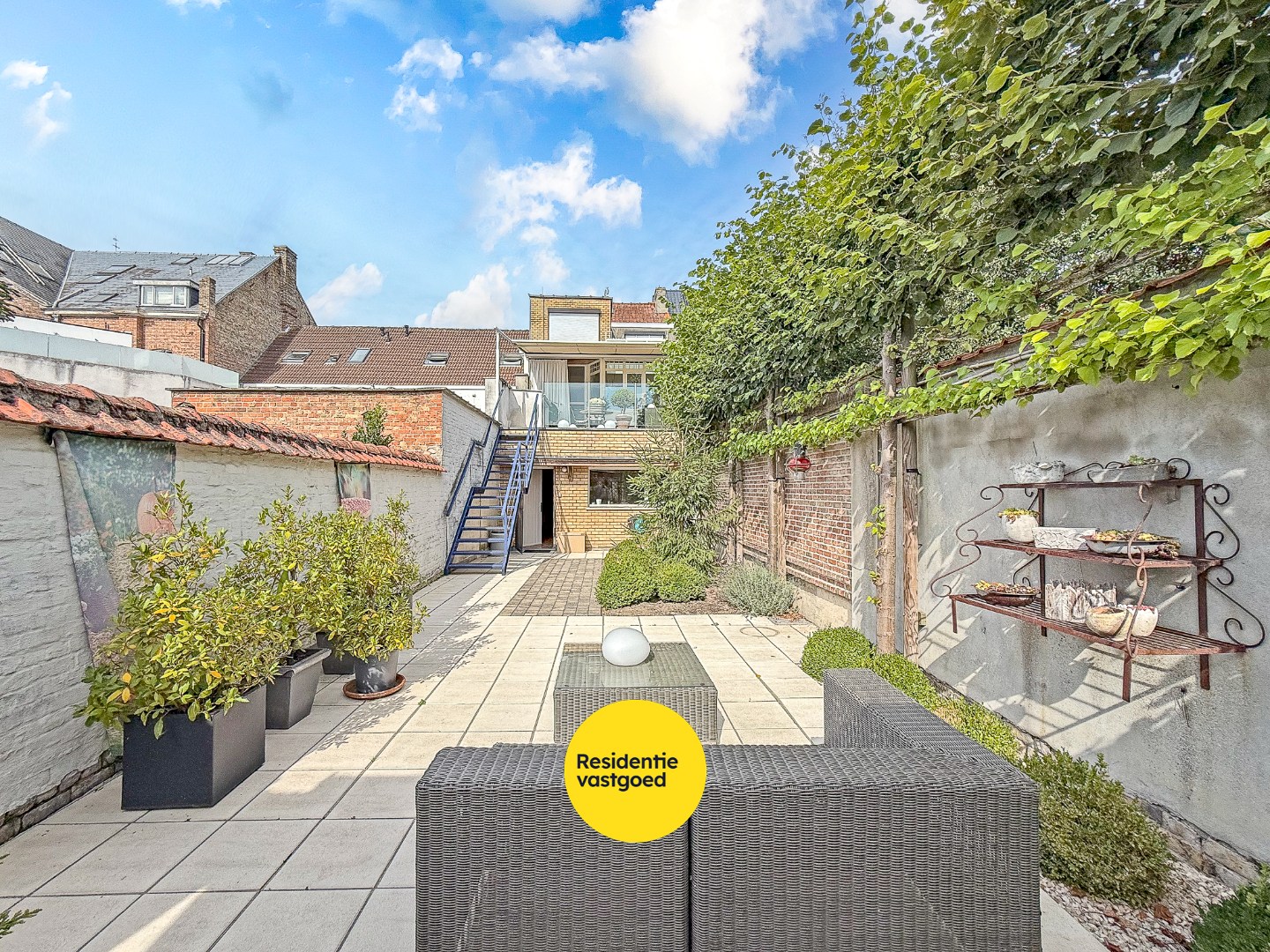 Prachtig herehuis met woonst en handelsruimte te Nieuwpoort-Stad op een zeer commerciële ligging in de Marktstraat op 400 m². 