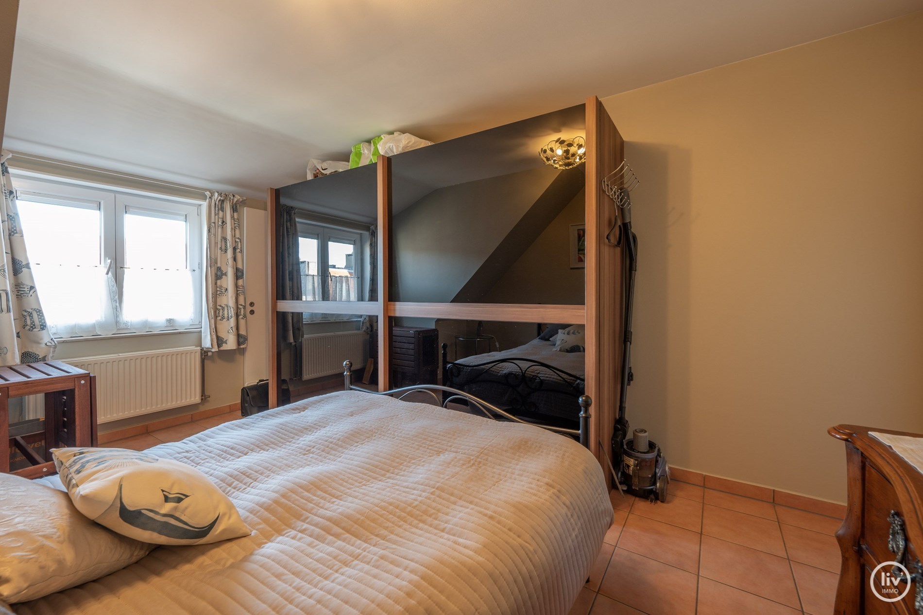 Appartement spacieux avec 3 chambres et 2 salles de bains à Knokke avec vue dégagée sur la rue. 