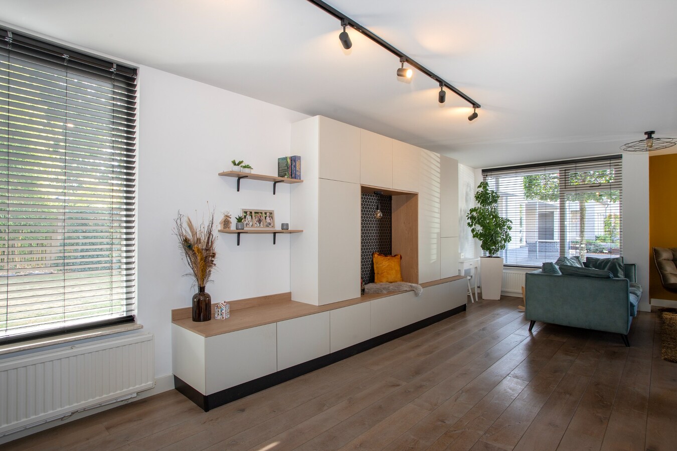 Vrijstaande woning met carport en garage gelegen op een perceel van 437 m2. 