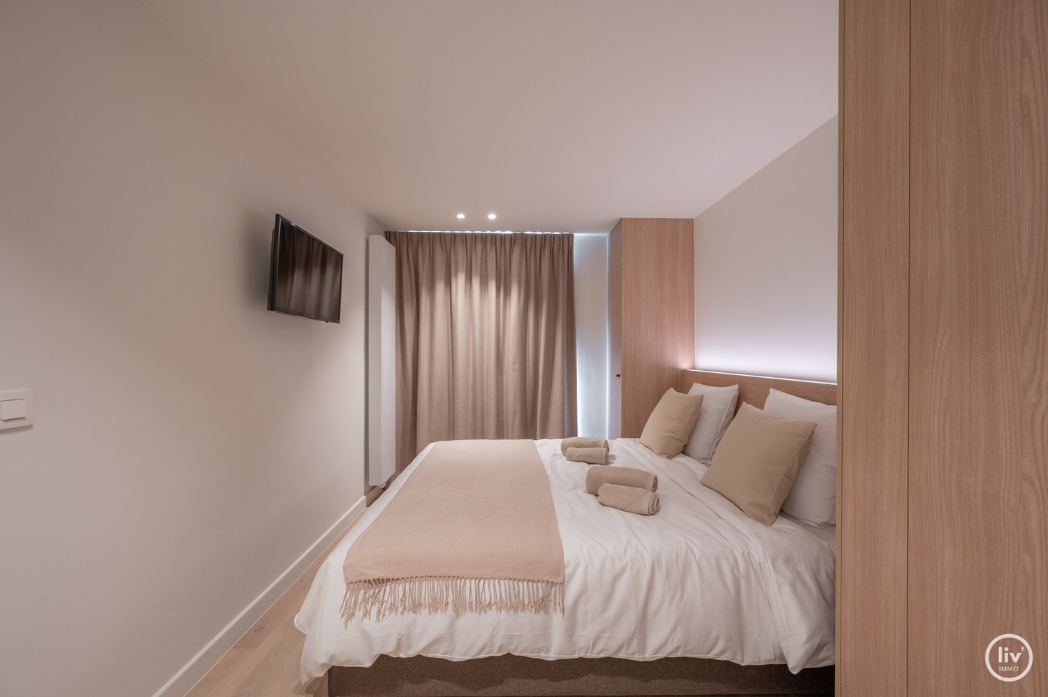 Prachtig, ruim gerenoveerd appartement met een mooie gevelbreedte van 7 m, gelegen op de Lippenslaan te Knokke. 