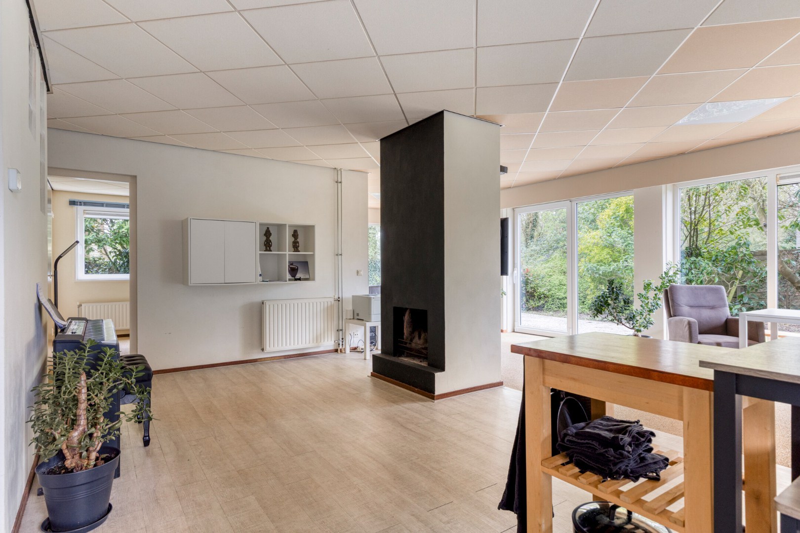 T.A. Makelaardij biedt aan: Populierenlaan 2 te Kamperland. Op loopafstand (ca. 200m.) van het Veerse Meer staat deze rustig gelegen vrijstaande woning op een royaal perceel (860m2) aan een doodlopend 