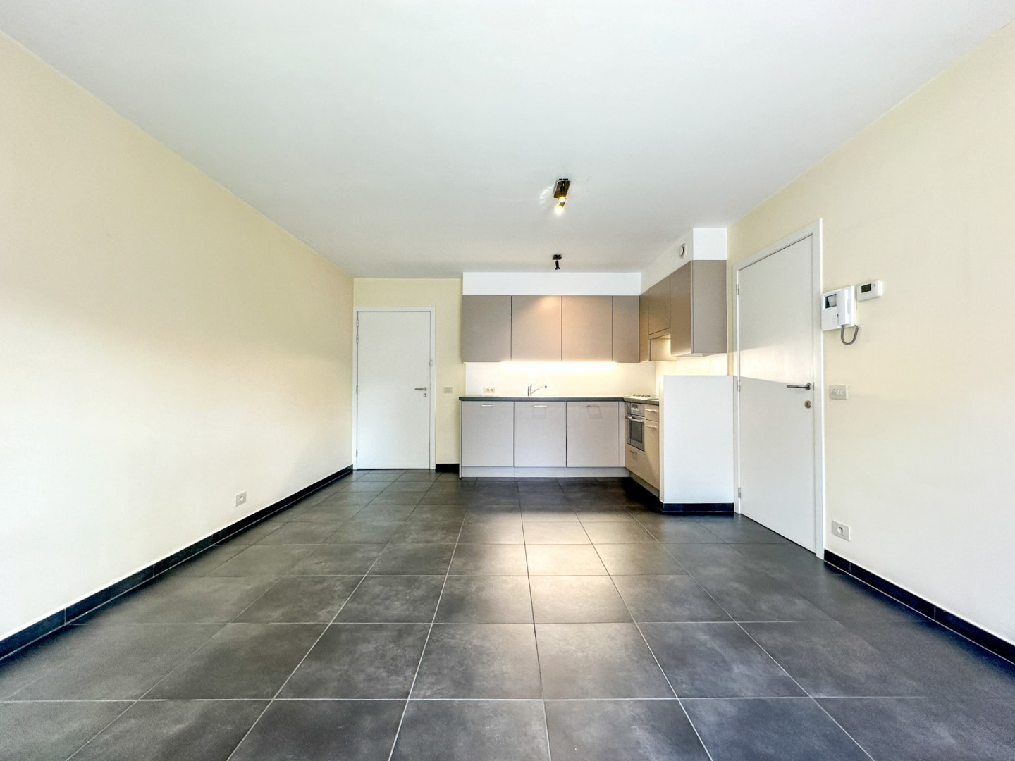 Instapklaar energiezuinig appartement hartje Eernegem, met zonnig terras, topligging. 