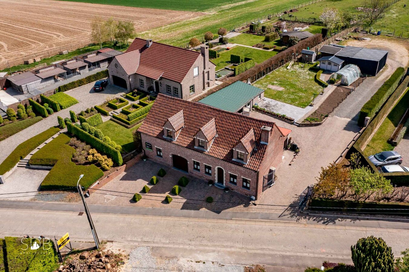 Eigentijdse woning met loods en weiland op 5.780 m². 