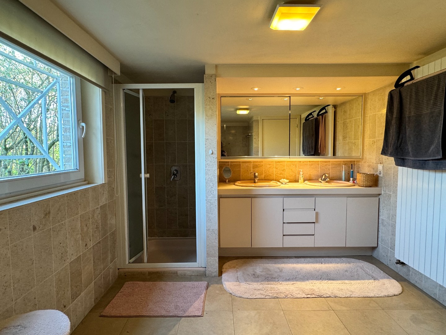 Ruime woning met loods en landbouwgrond op groene locatie nabij Waregem. 