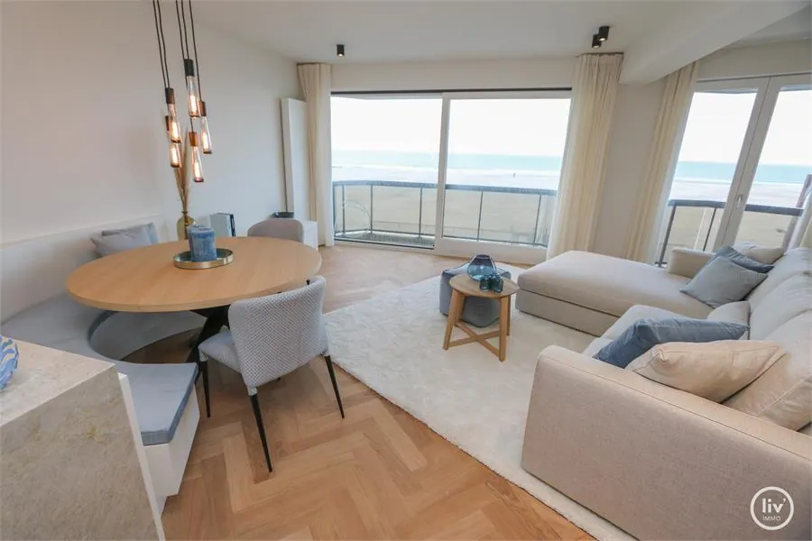 Magnifiek gerenoveerd appartement met frontaal zeezicht zowel vanuit leefruimte als vanuit de hoofdslaapkamer.