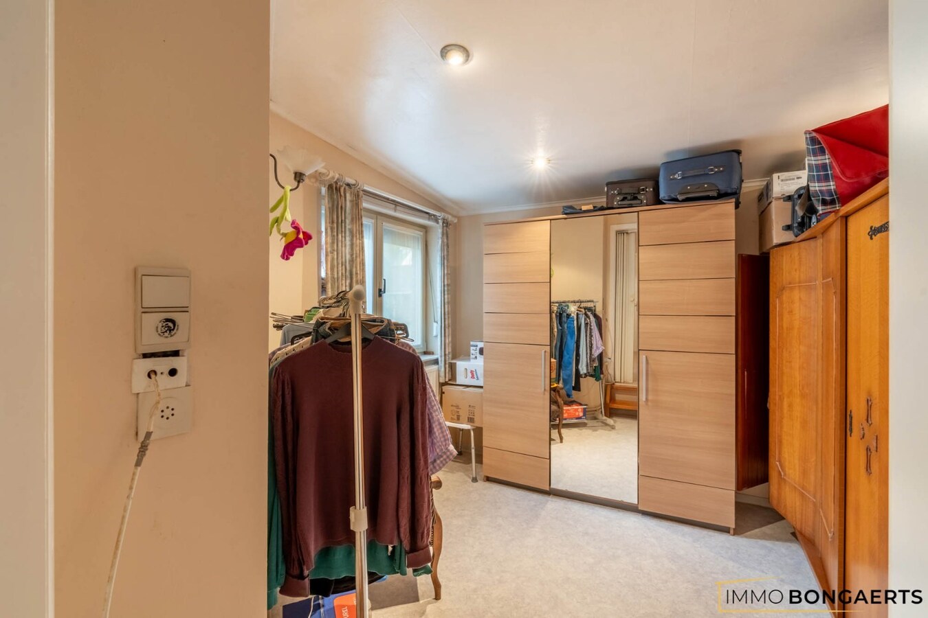 Ruime half open bebouwing met vier slaapkamers op een groot perceel 