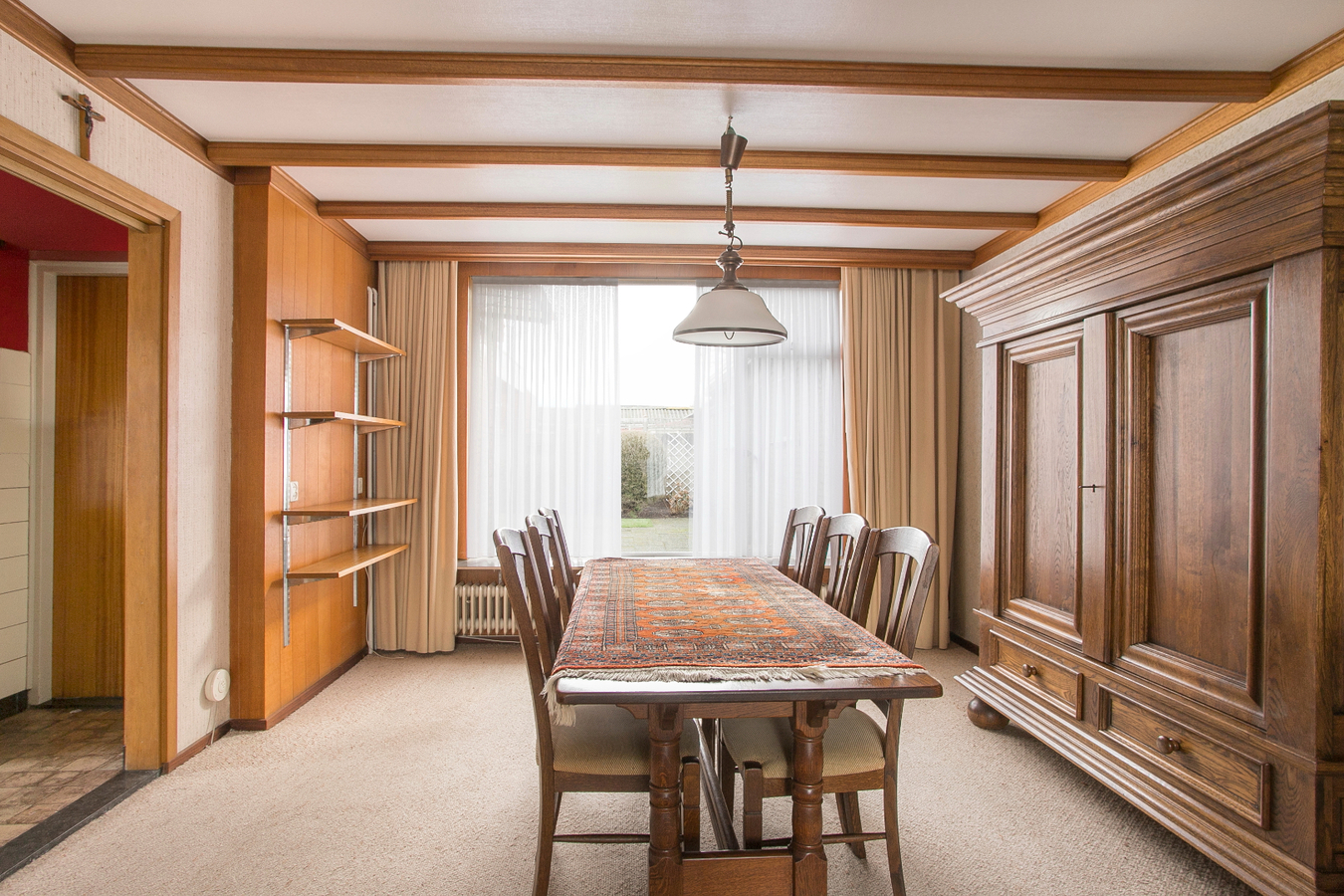 Vrijstaande eengezinswoning met garage en carport. 