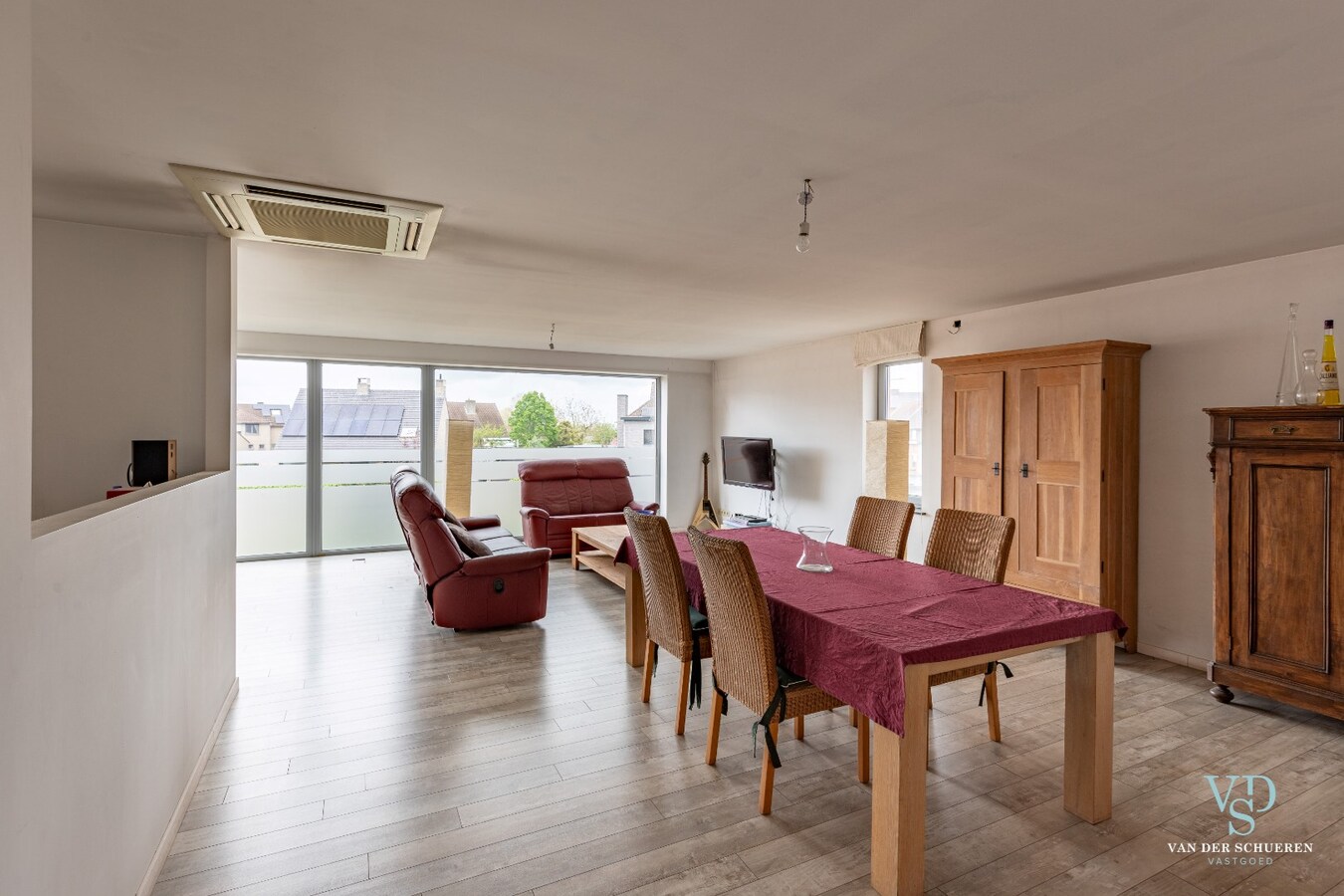 Handelspand mét woongelegenheid op commerciële locatie 