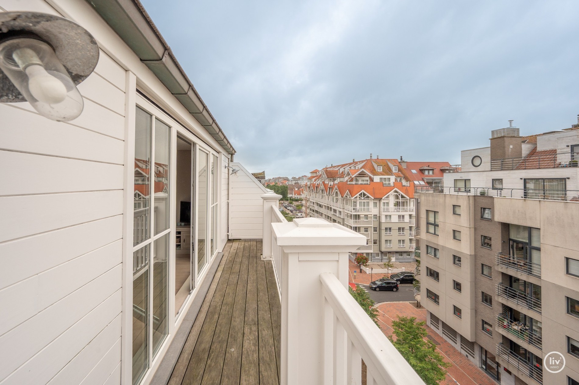 Appartement en duplex prêt à emménager à distance de marche de la digue Albertstrand et de l'avenue Lippens. 