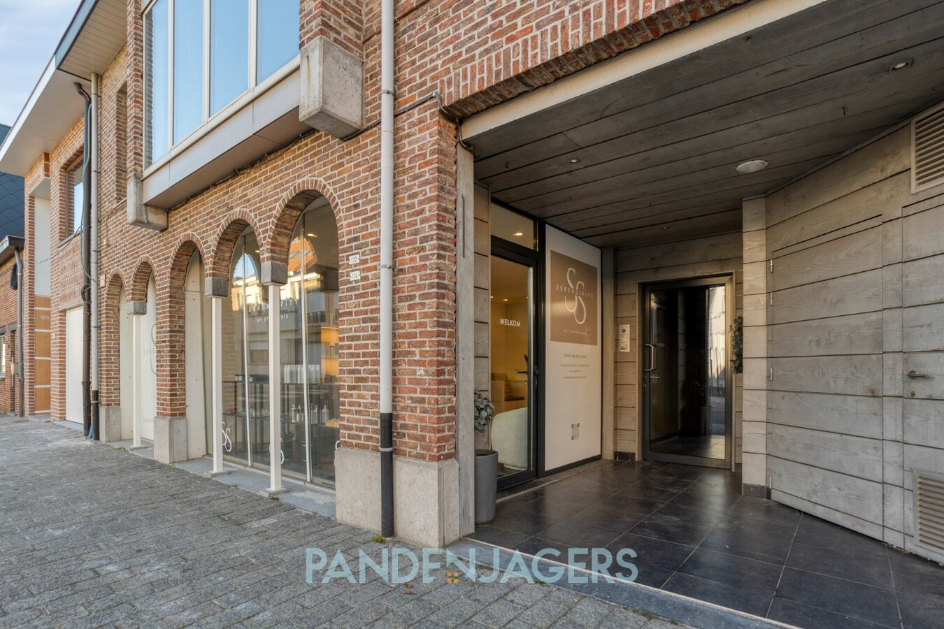 Stijlvol en hoogwaardig afgewerkt handelspand met visibiliteit te Duffel 