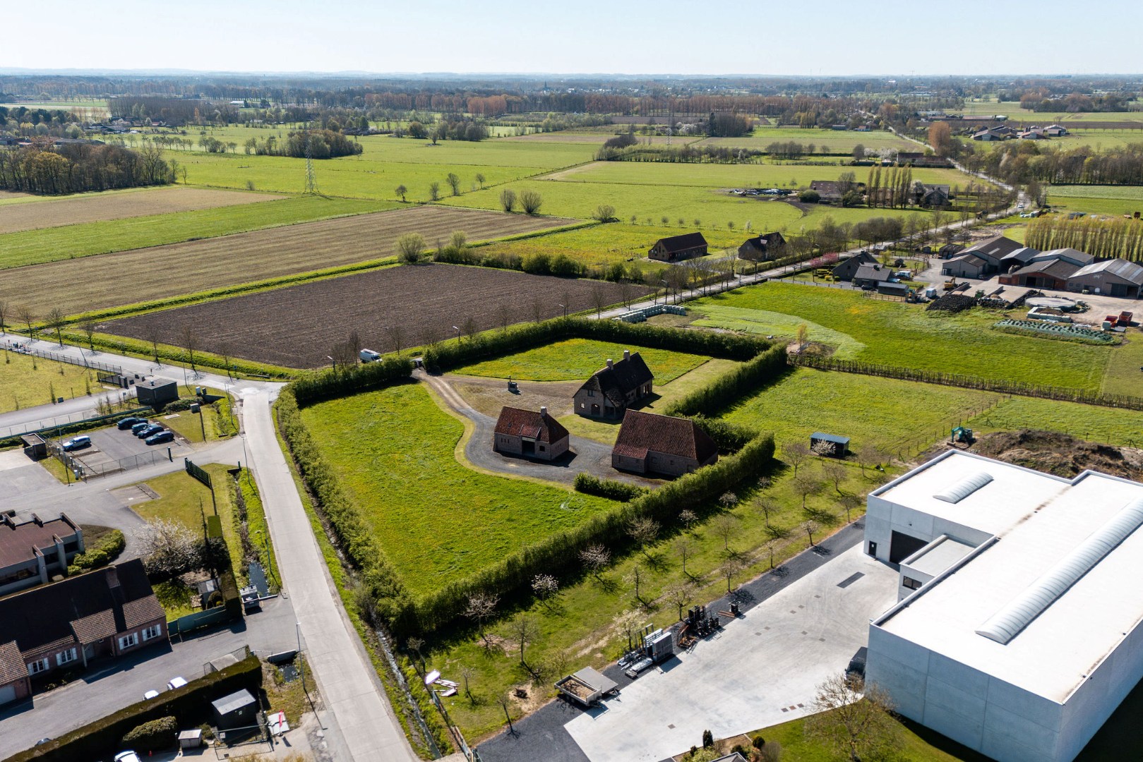 Landelijk gelegen ruwbouwhoeve met bijgebouwen op uitzonderlijk perceel van ca. 9.331 m² 