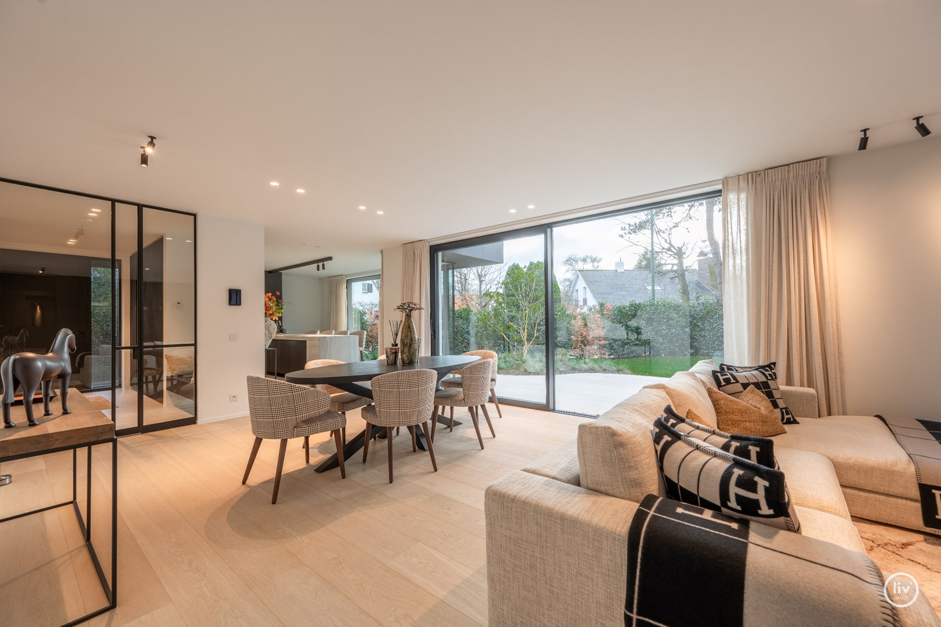 Superbe villa charmante, entièrement rénovée et joliment située dans un quartier résidentiel calme à proximité du centre de Knokke. 