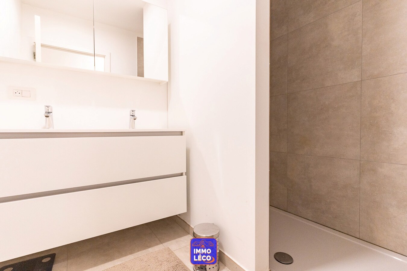 Appartement rez-de-chaussée avec jardin privatif et parking privé. 