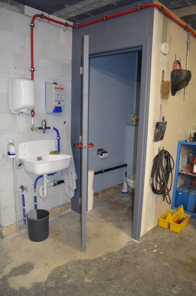 Magazijn (+/- 650m²), nieuwbouw duplex loft en bureau op 921m² goed gelegen te Maldegem 