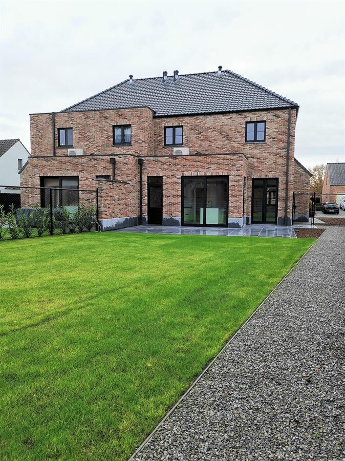 Ruime halfopen bebouwing. Volledig afgewerkte instapklare nieuwbouw. 