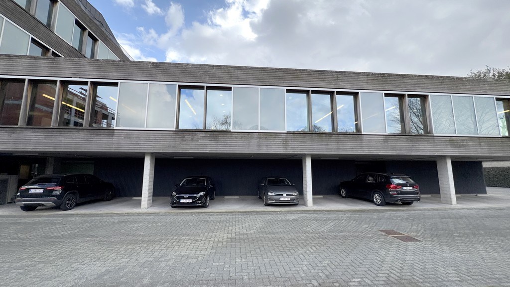 Vrijstaand kantoorgebouw te huur nabij oprit R4 in Wondelgem