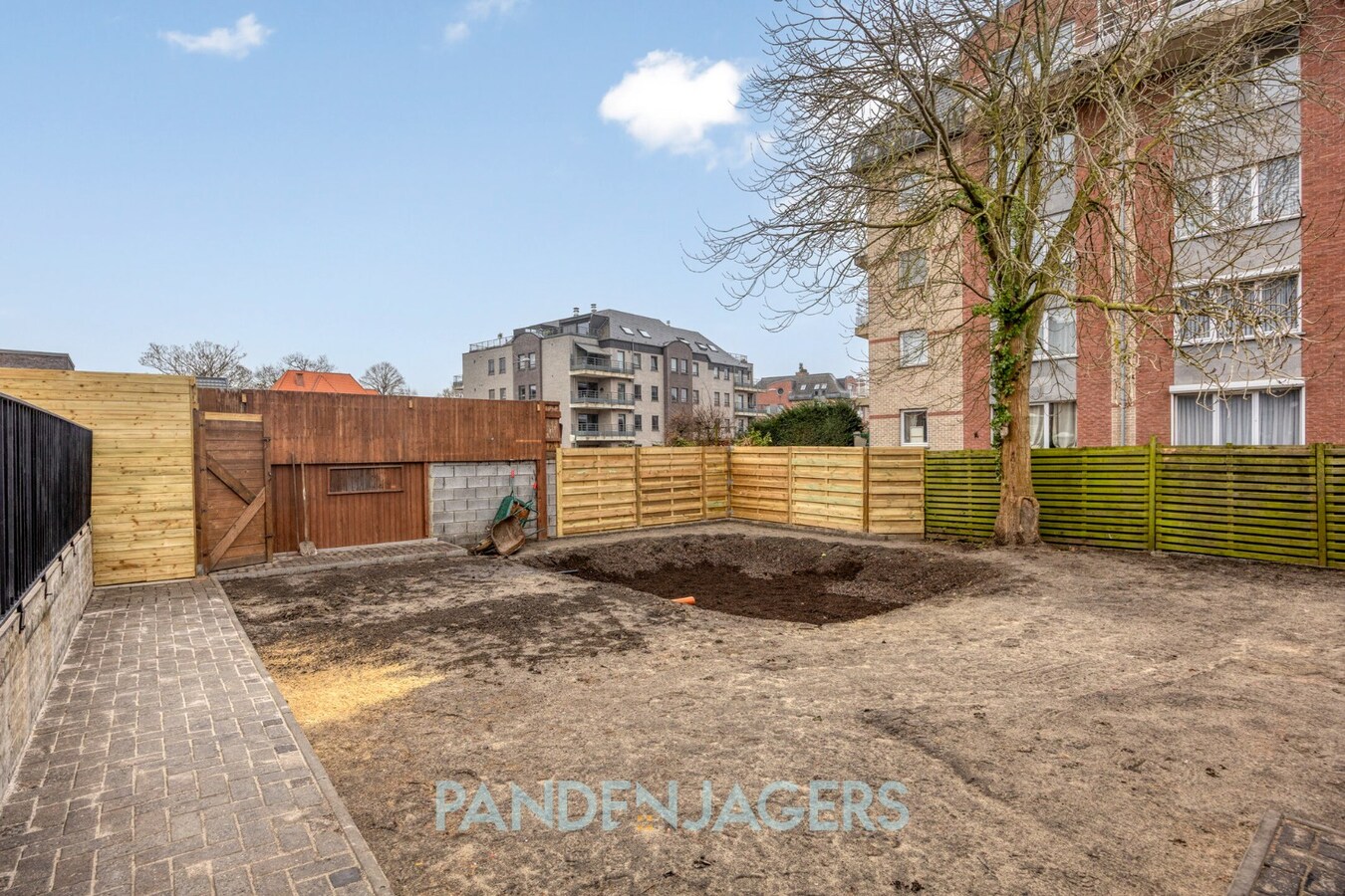 Volledig gerenoveerd handelspand met uitzonderlijke buitenruimte te Duffel 