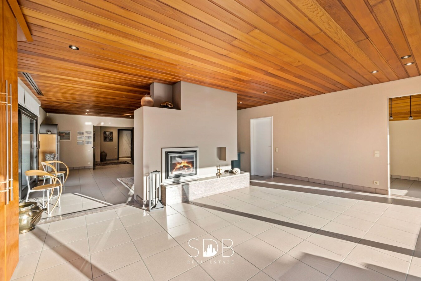 Prachtige ruime villa met gezinstuin + appartement op 2.135m² 