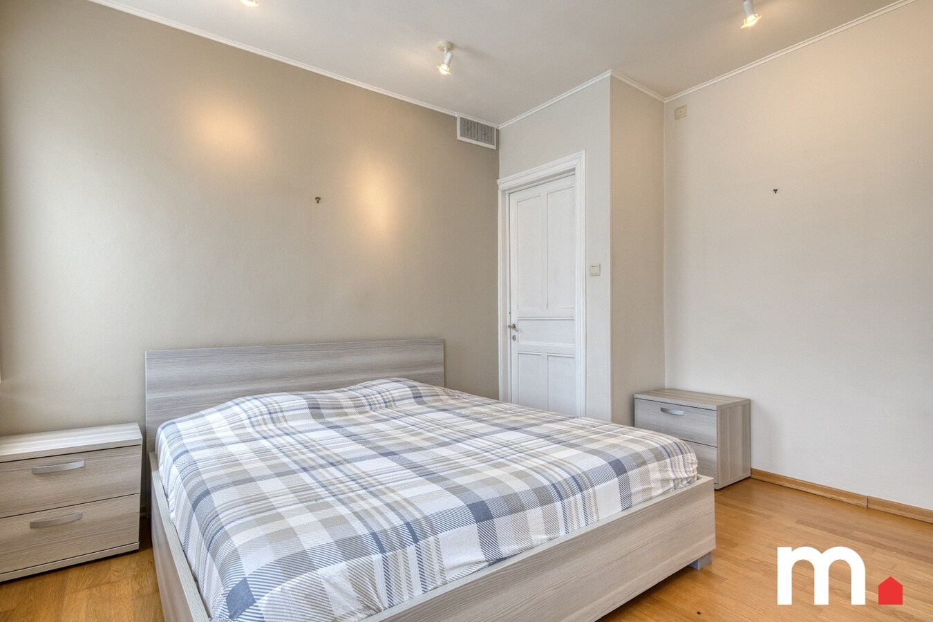 Centraal gelegen woning met privé parkeerplaats te koop in Heule ! 
