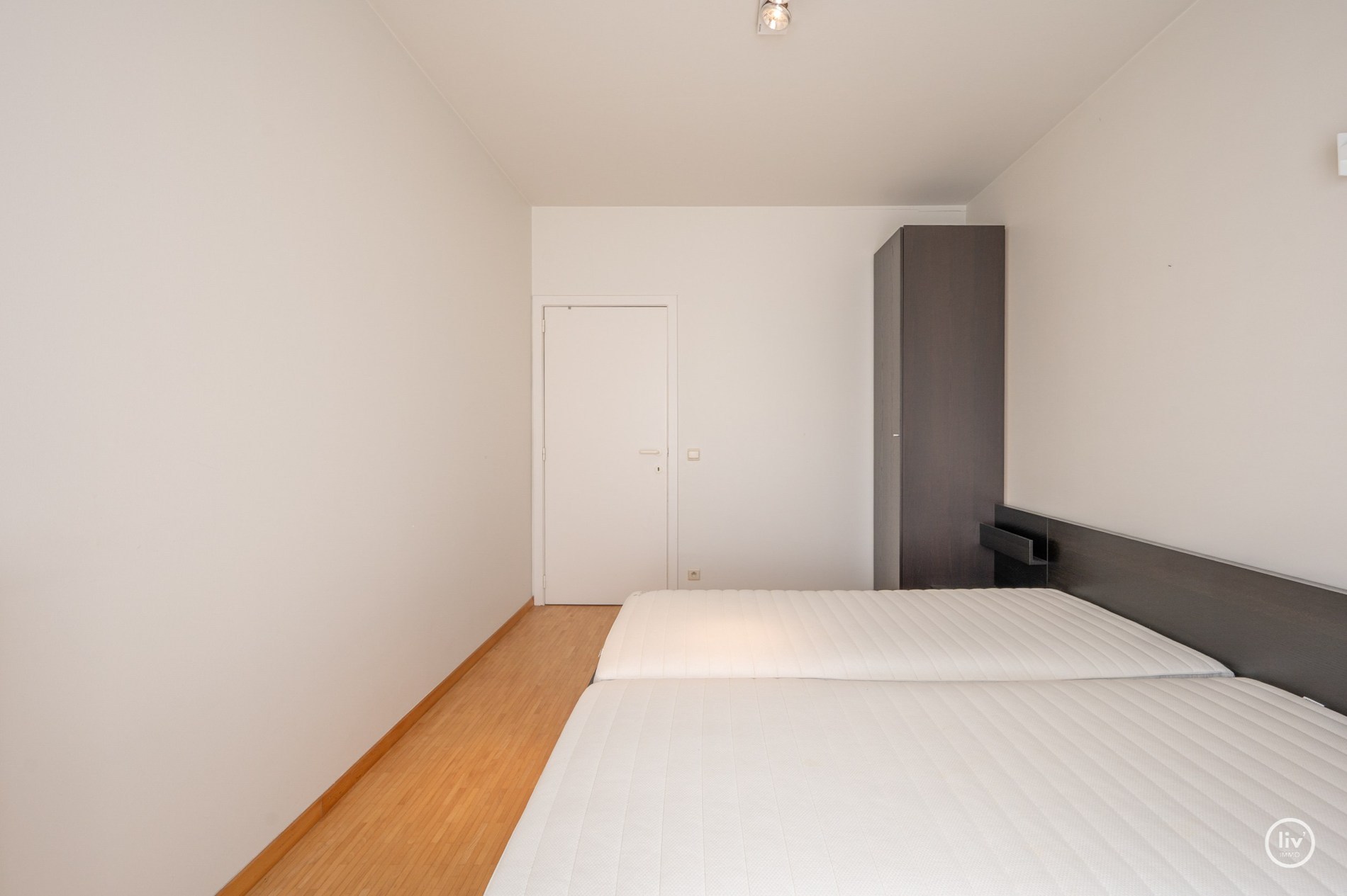 Ruim (98 m2) appartement met 2 slaapkamers op een topligging in de Dumortierlaan te Knokke. 