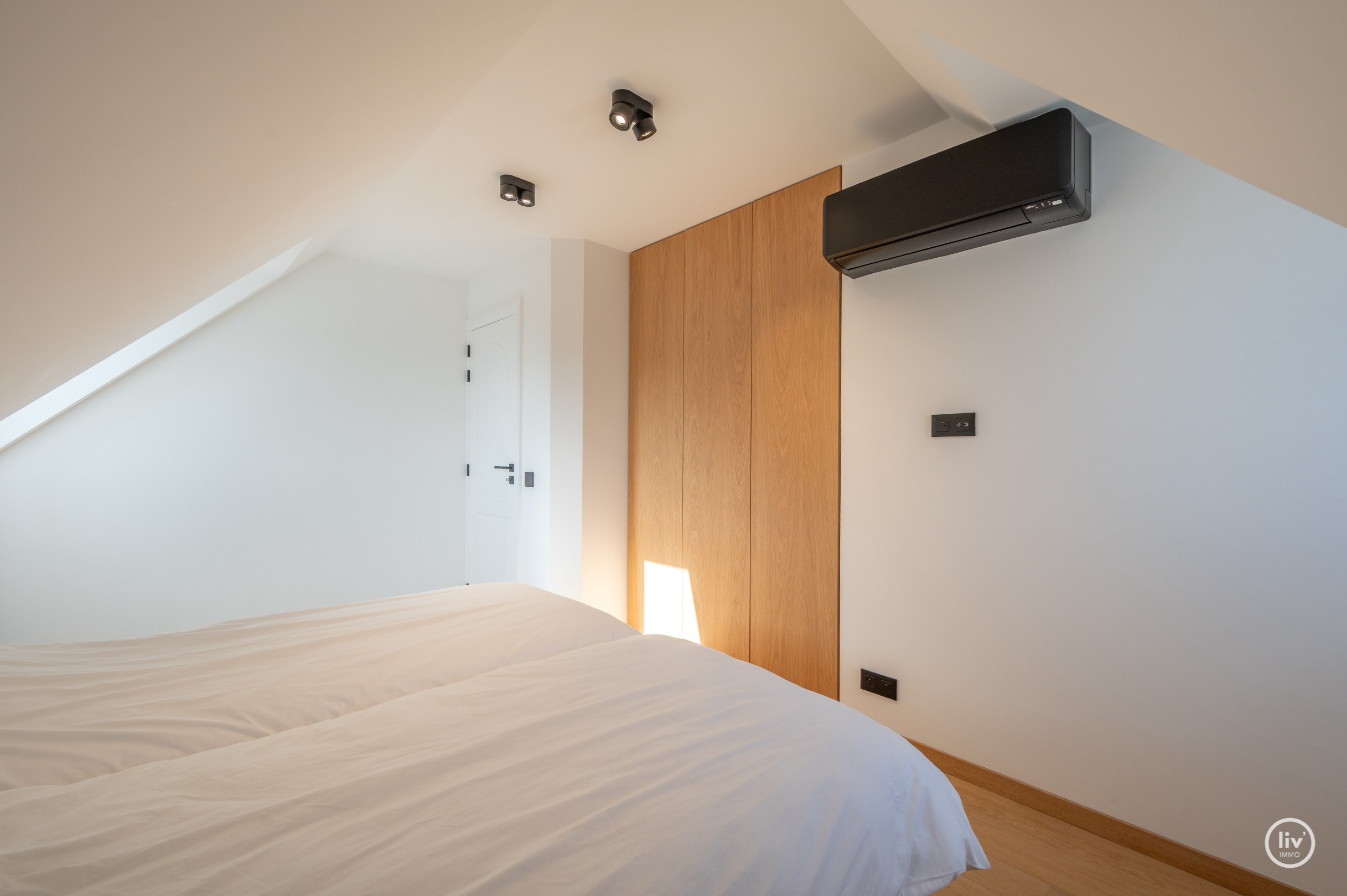 Uniek HOEK duplexappartement/penthouse met panoramisch uitzicht over de Dumortierlaan te Knokke. 