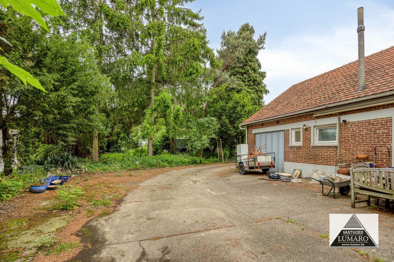 Charmante, op te knappen woning op perceel van 4.600 m² 