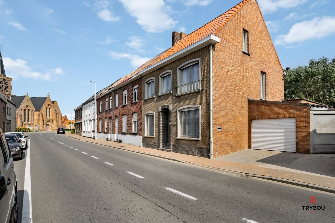 Centraal gelegen, halfopen woning met grote goed onderhouden tuin 