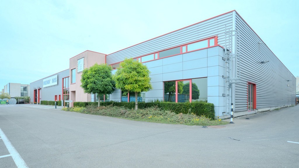 Magazijn met kantoren te huur langs E34 in Beveren