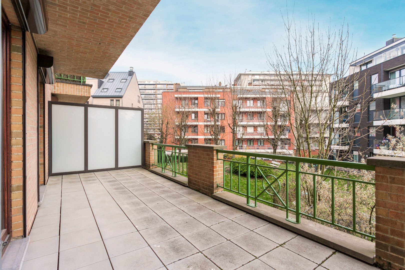 Instapklaar appartement met 2 slaapkamers, 2 balkons en autostaanplaats 