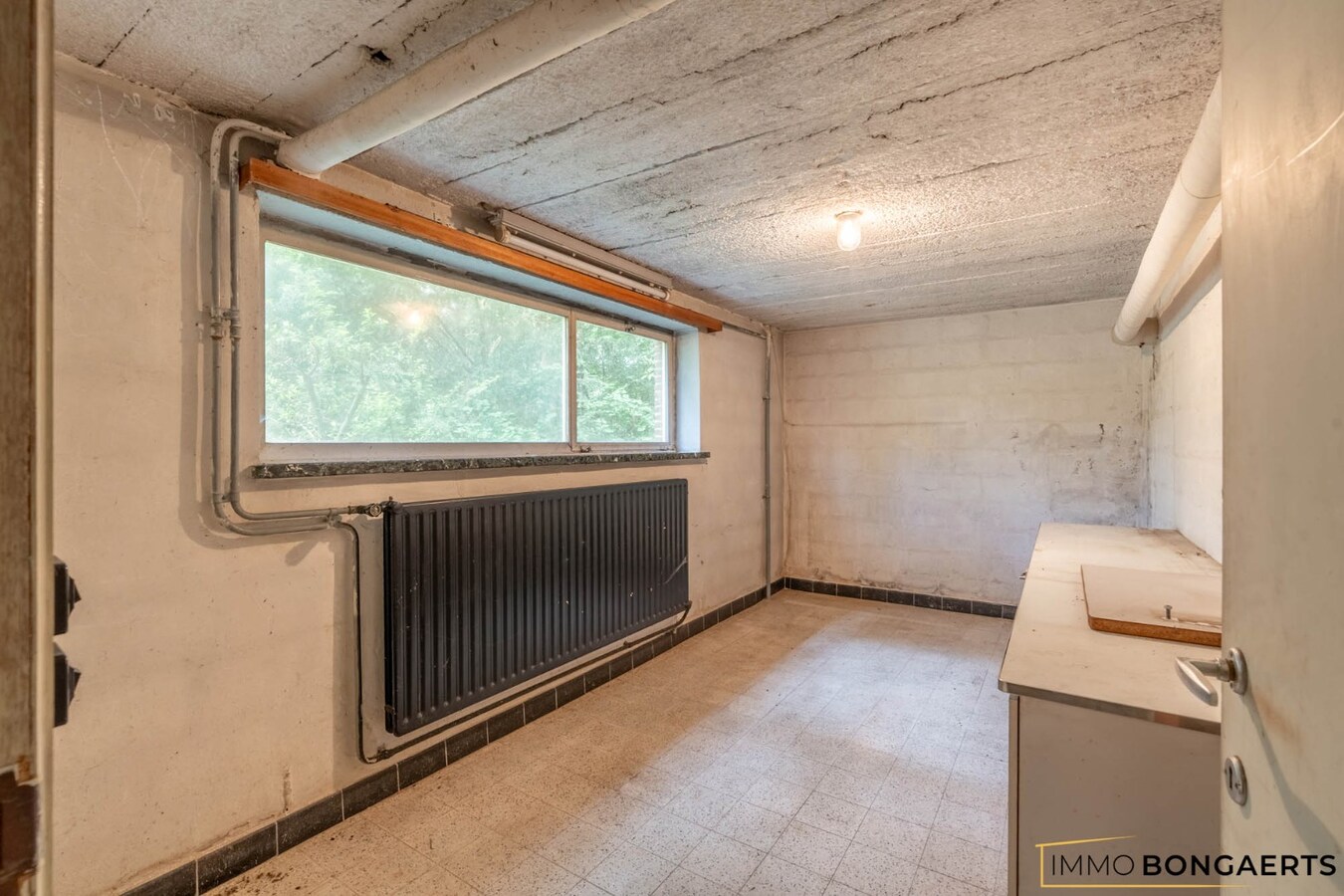 Ruime te renoveren woning op een mooi perceel. 