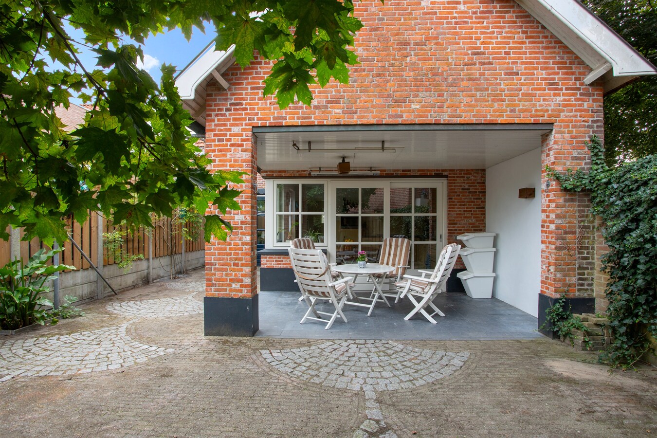 Wonen naast de kerk én in een gemeentelijk monument aan de Kerkstraat 12 Diessen. 