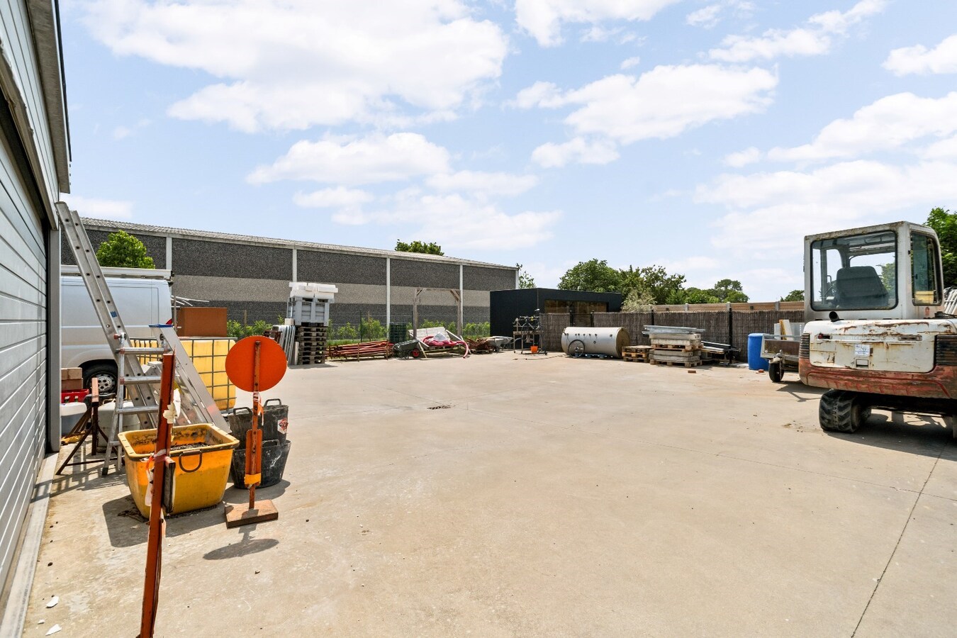 Bedrijfswoning met werkplaats op industrieterrein van Houthulst 