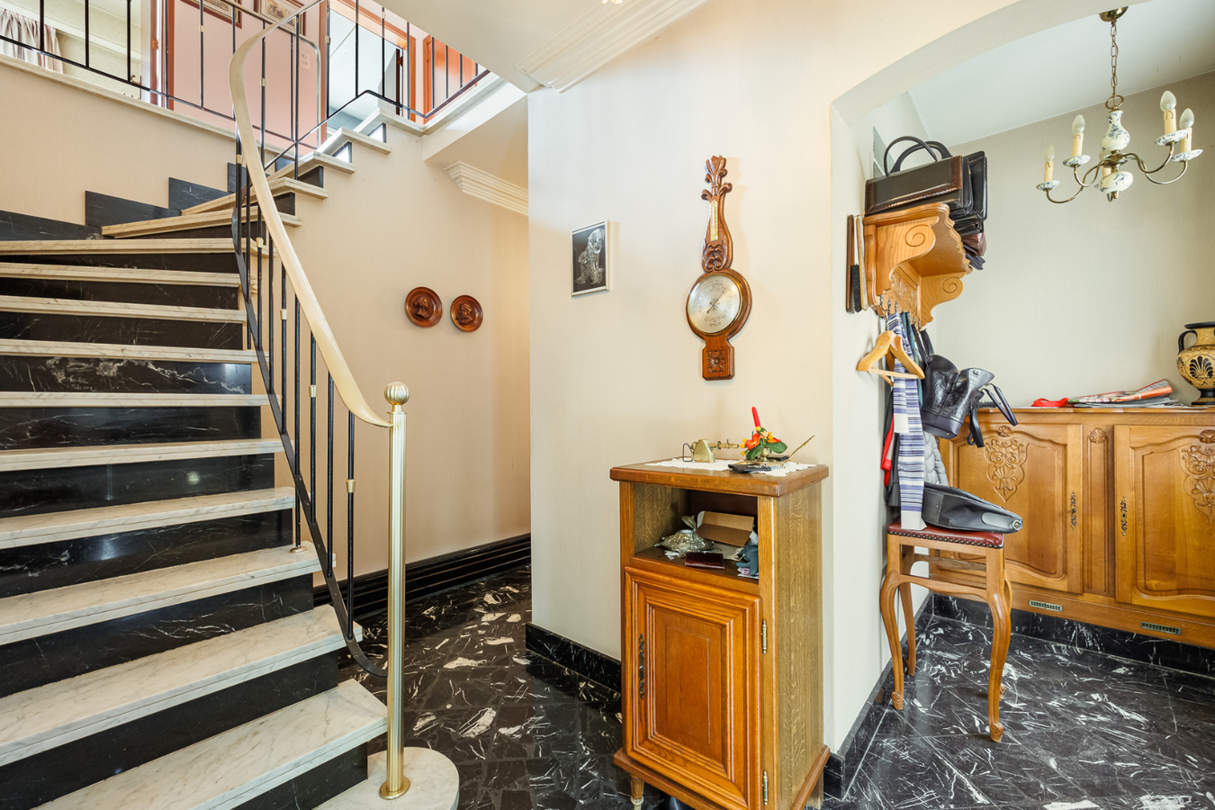 Te renoveren HOB met 3 slpk en 3 garages te Herentals! 