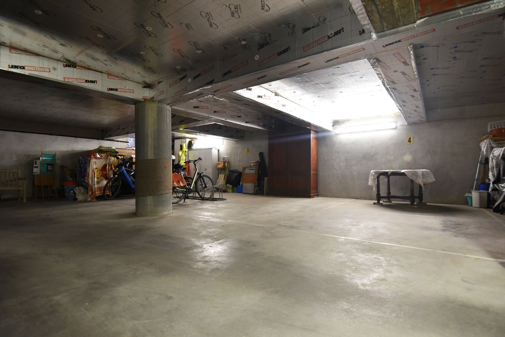 Ruim appartement met 2 slpks en ondergrondse autostaanplaats 