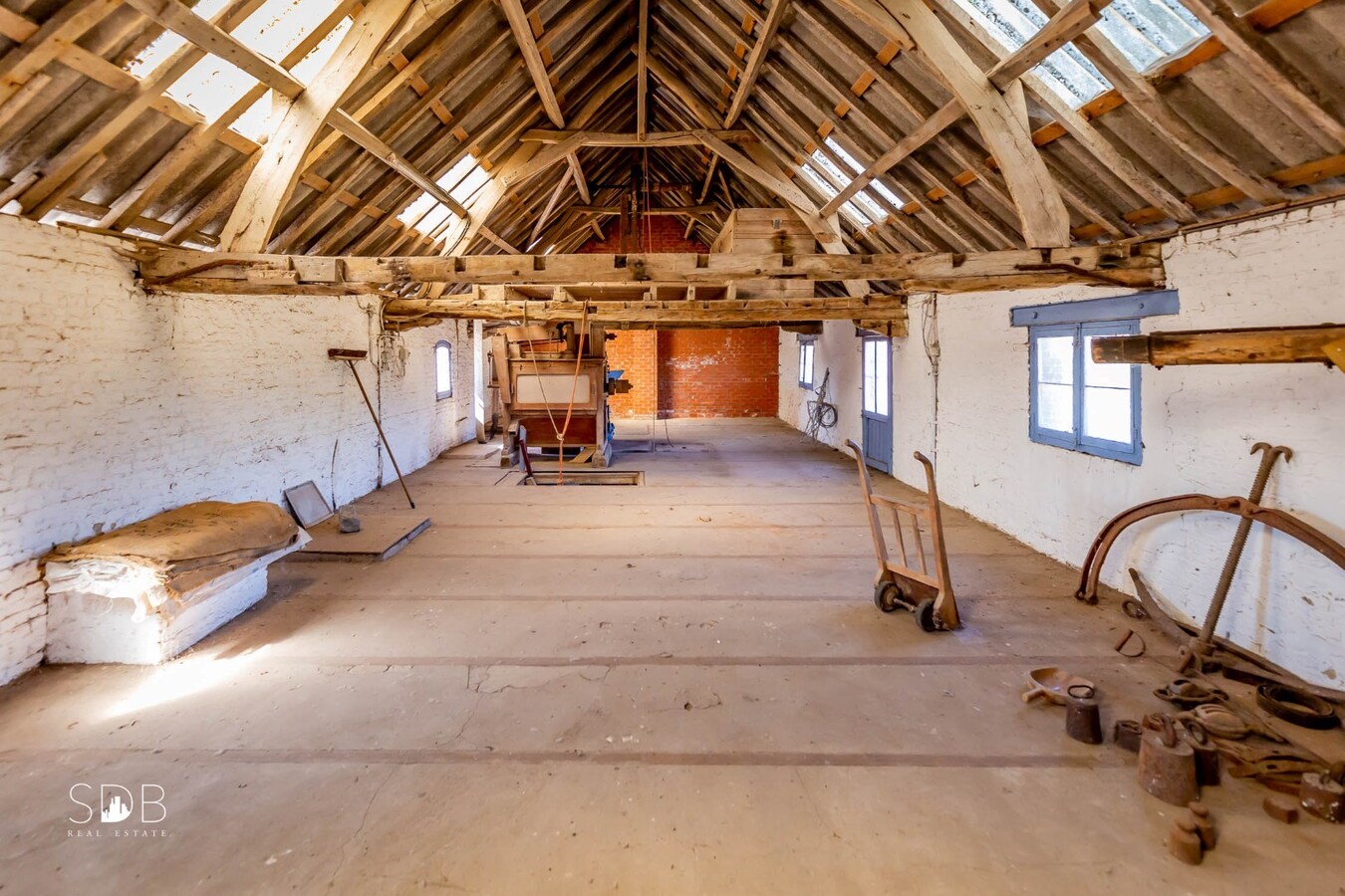 Hedendaagse woning met diverse bijgebouwen op 8.255m² 