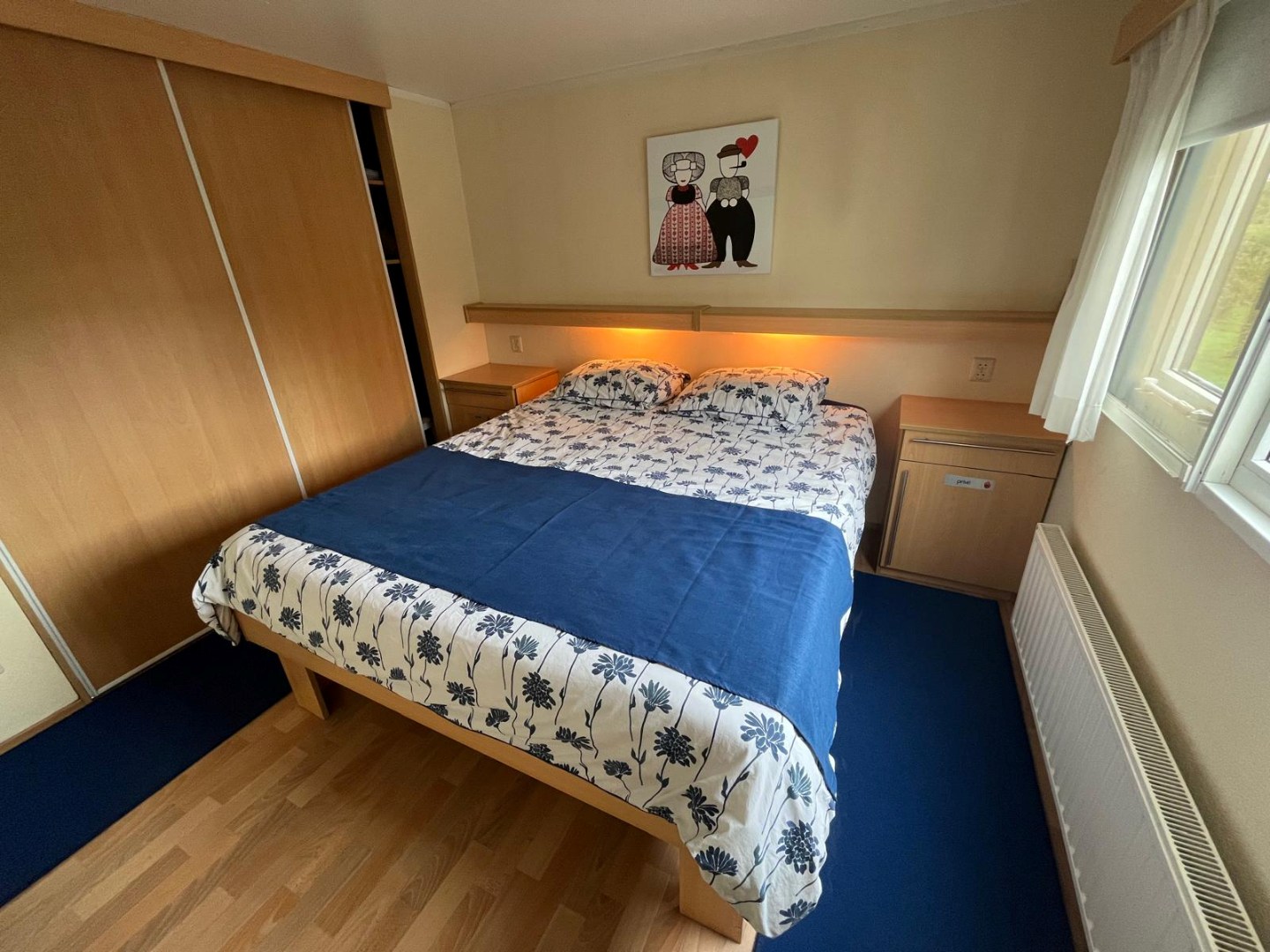 Leuke chalet (1999) met apart gastenverblijf, berging en royale tuin, op loopafstand van het Veerse Meer te koop! 