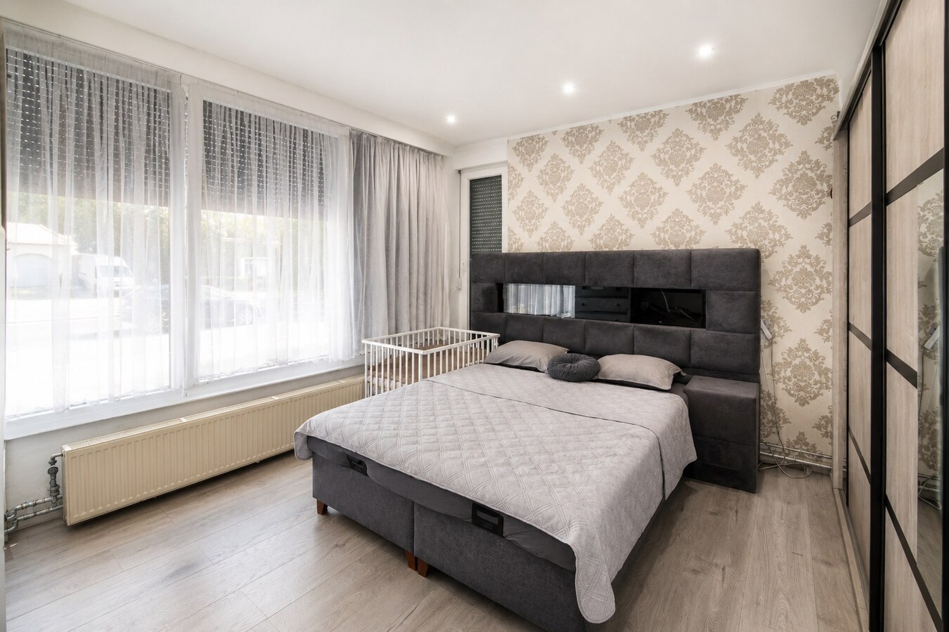 Exclusieve instapklare villa met buitenzwembad, uitzonderlijke leefruimte en 6 slaapkamers op topligging in Sint-Niklaas 