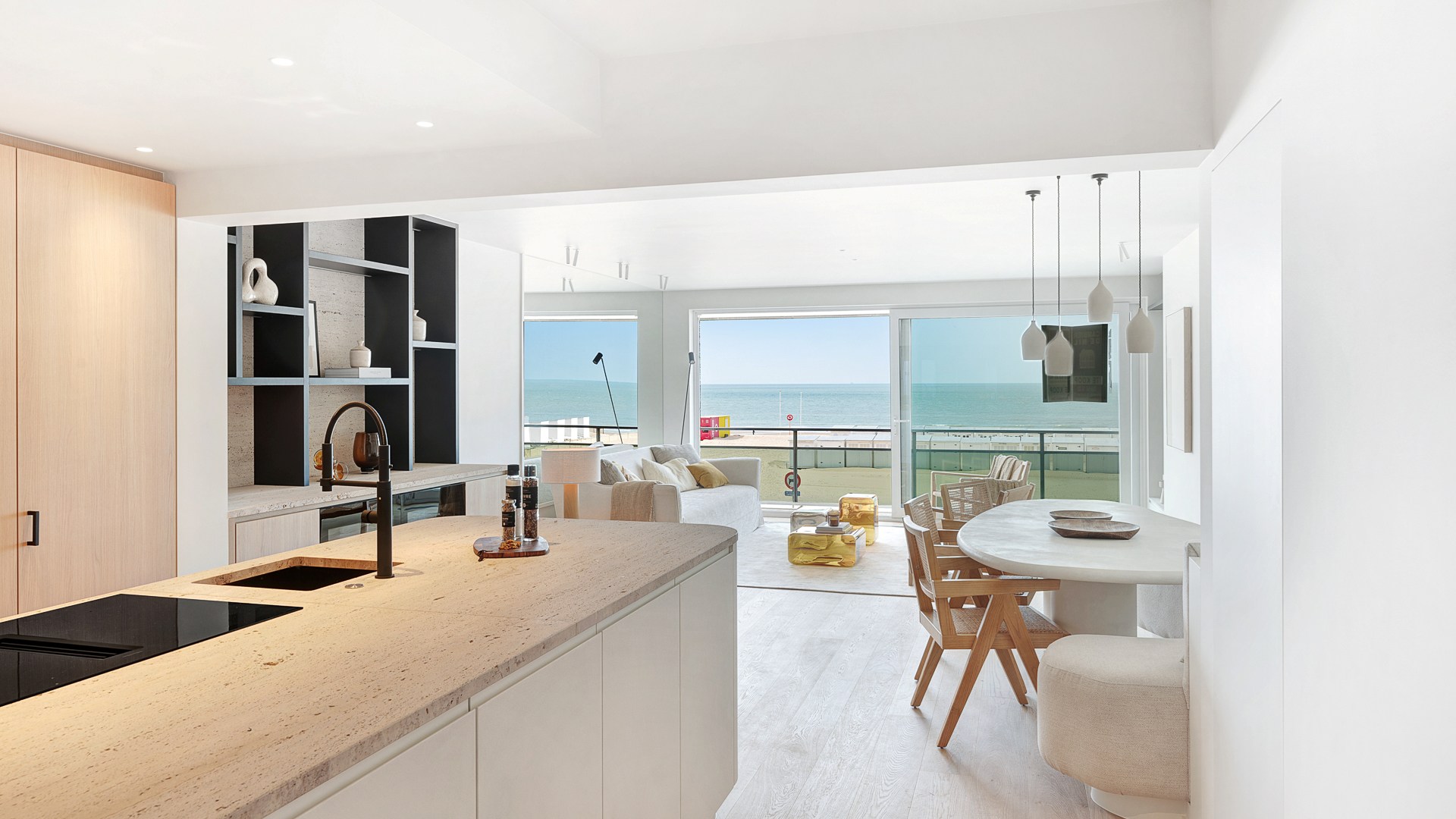 Op een absolute topligging aan de zeedijk in het Zoute bevindt zich dit prachtig gerenoveerde appartement op de eerste verdieping van een standingvolle residentie, met een gevelbreedte van 5,20 meter 