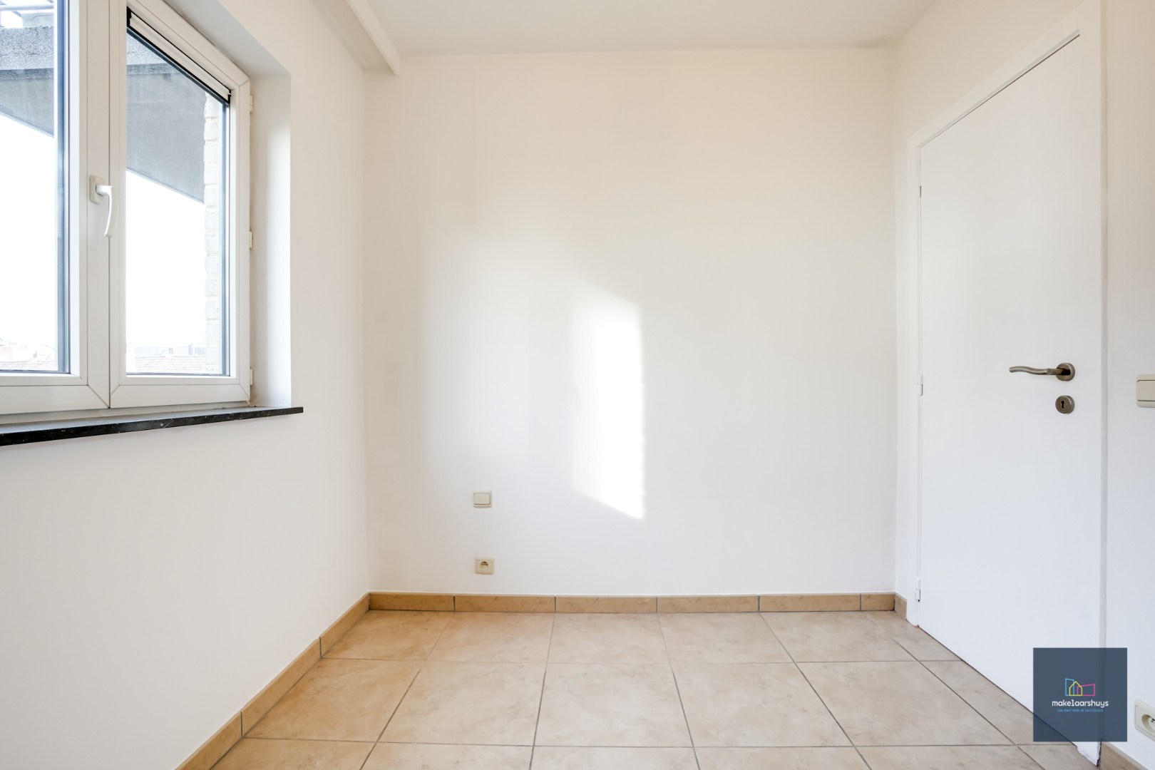 Goedgelegen 2slpk-appartement met terras en staanplaats 