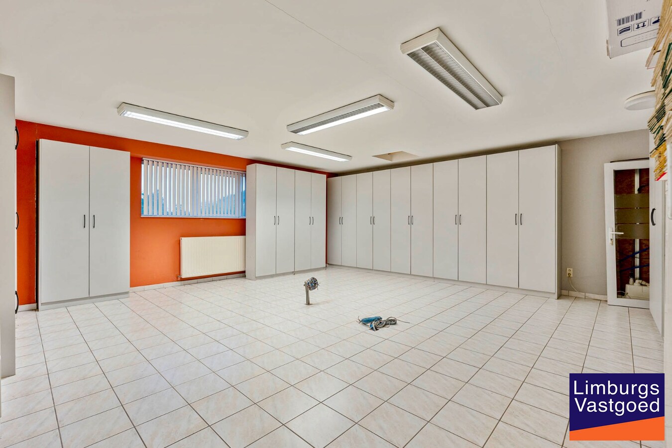 Bedrijfsgebouw met kantoren, magazijnen en woonst - groot 2580 m² 