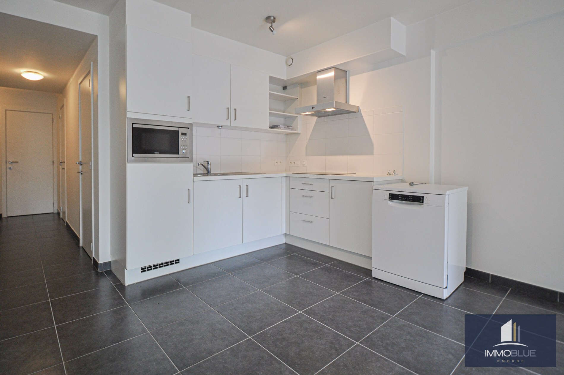 Appartement idéalement situé avec vue partielle sur la mer et sur le centre commercial. 