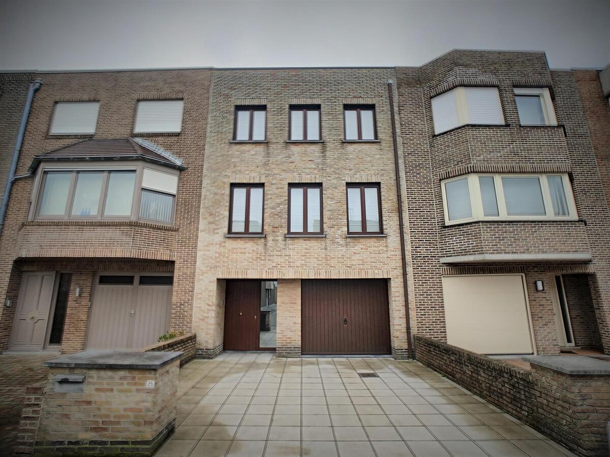 Grote, praktisch ingedeelde woning met oprit, garage &amp; tuin - Heist 