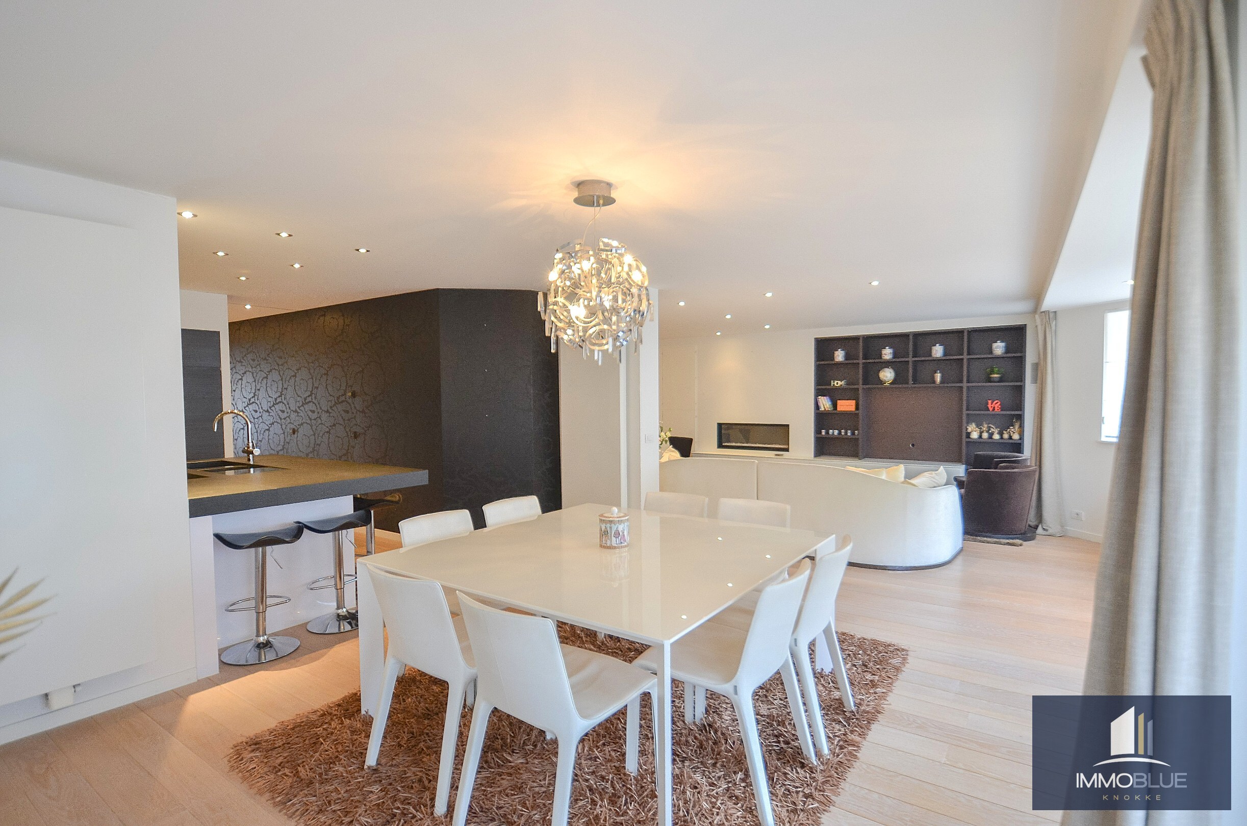 Topaanbieding – Uitzonderlijk ruim appartement gelegen in een stijlvolle residentie. 