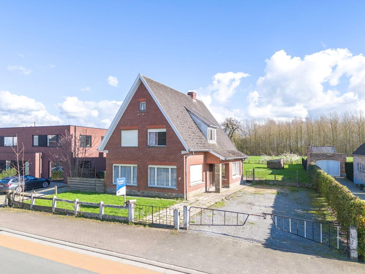 Te renoveren/slopen woning op perceel van 1.334m² op topligging 