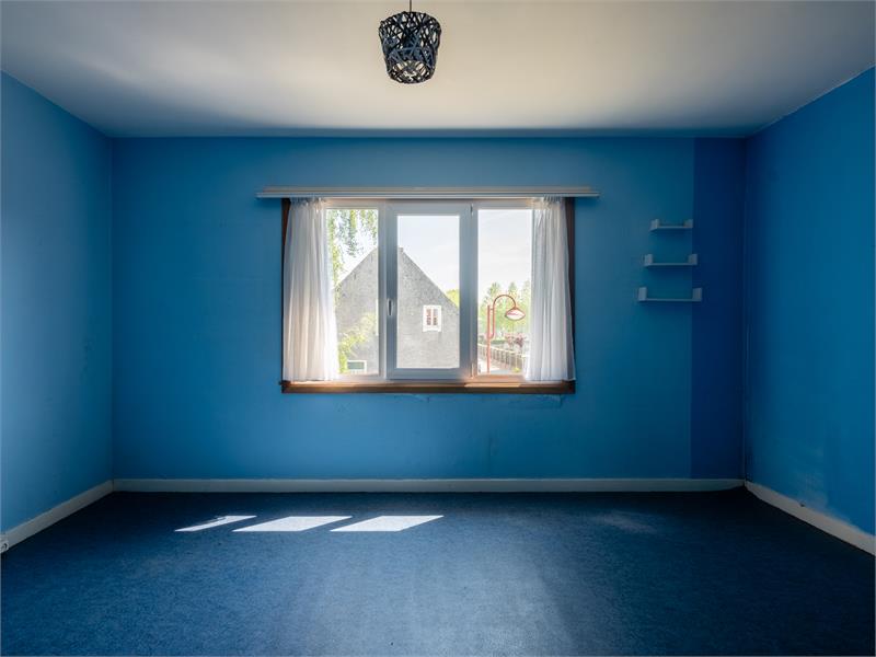 Buitenkans: grote, solide, te renoveren woning in centrum Bassevelde 