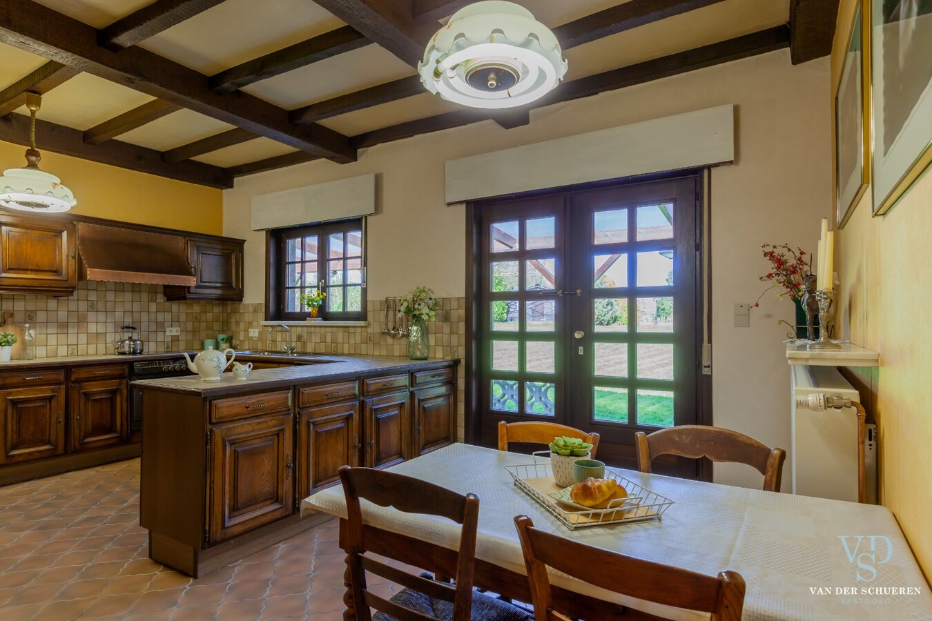 Exceptioneel landhuis met bijgebouw in groene omgeving 