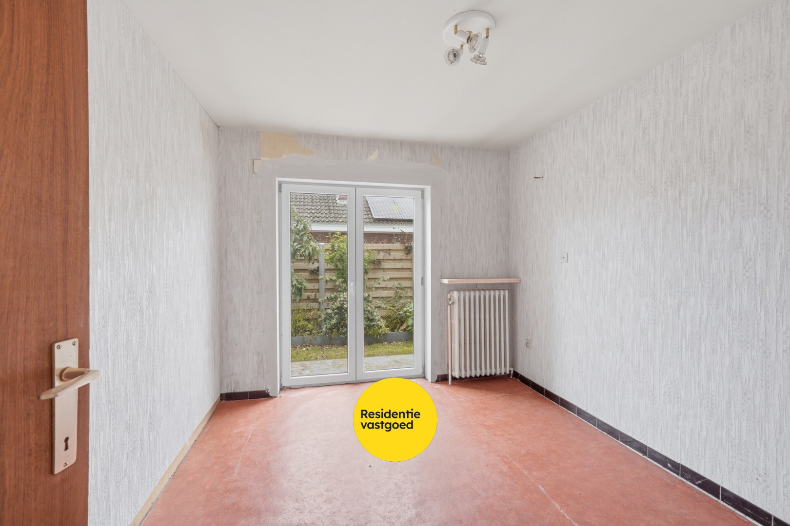 Vrijstaande bungalow met veel potentieel langs het water in hartje Oudenburg 